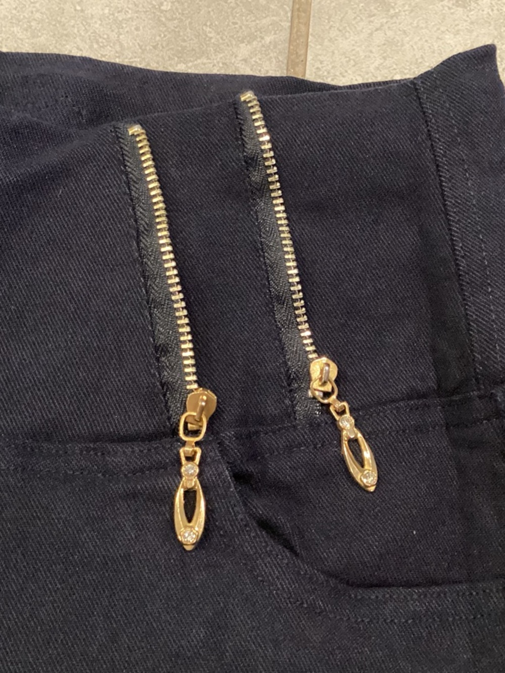 Indero High-Rise Navy Women’s Skinny Jeans with Gold Zip Detail - Picture 3 of 6